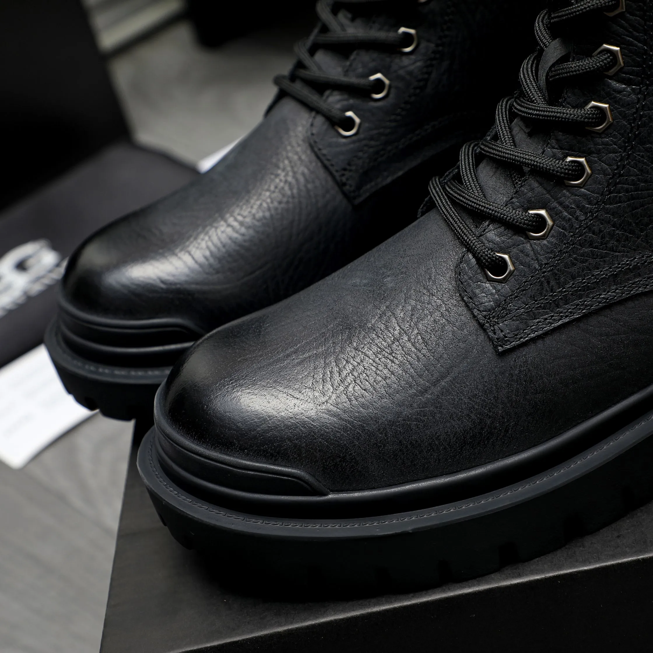 P620 Product trademark: "UGG" Gaobang men's shoes Regular size: 39-44 Product materials: Selected color-brushed cowhide upper, wool lining, original outsole